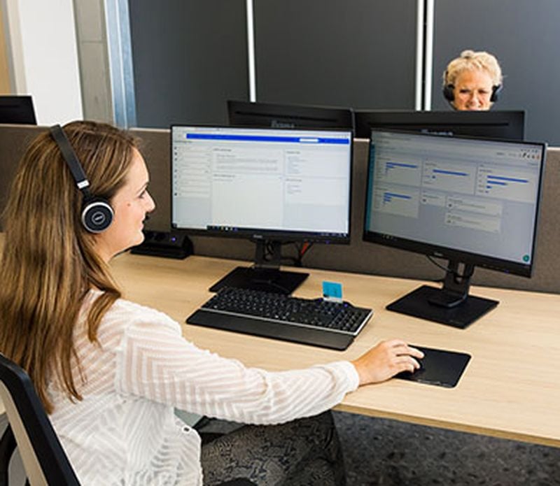 Onze klantadviseurs en apothekersassistenten helpen je met al jouw vragen over je medicijnen via telefoon, e-mail en chat.
