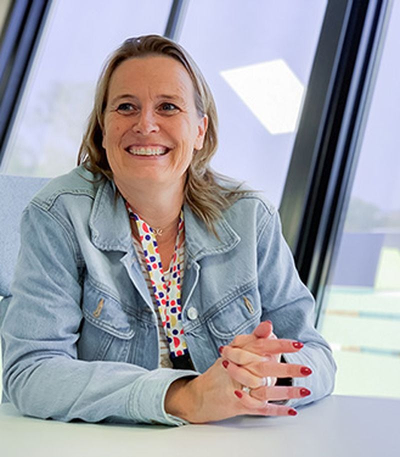 Esther Hartsink helpt als farmaceutisch procesmanager graag alle klanten en collega's van Nationale Apotheek.