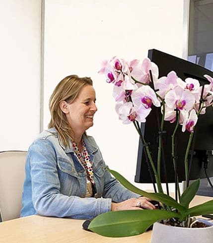 Esther Hartsink voert met een grote glimlach uitdagende en afwisselende taken uit bij de online apotheek.