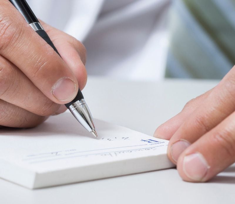 Je kunt het recept uploaden naar je account of versturen naar medicatie@nationale-apotheek.nl.
