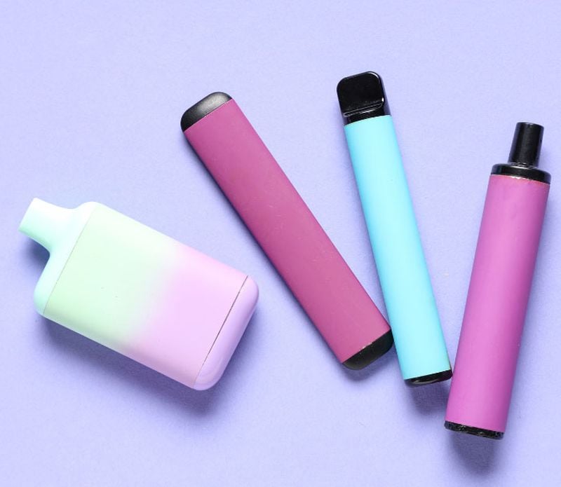 Er zijn elektronische sigaretten met en zonder nicotine die allemaal een rookverslaving in de hand werken.